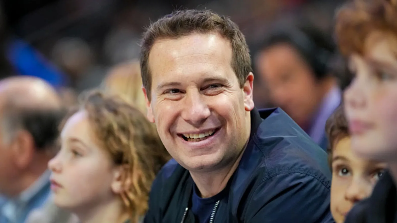Phoenix Suns багийн эзэн Мэт Ишбиа инээмсэглэн тоглолт үзэж буй нь. Зураг: CNBC