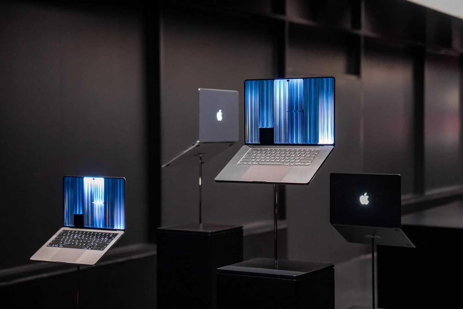 Best Buy is bundling a $100 gift card with touchscreen MacBook Pro preorders