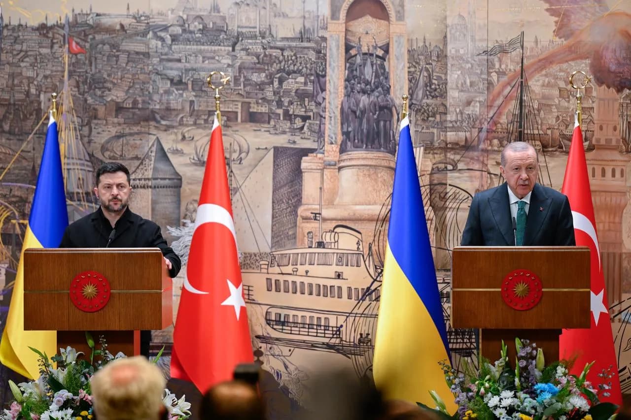 Украины Ерөнхийлөгч В.Зеленский, Туркийн Ерөнхийлөгч Р.Т.Эрдоган нар Истанбулд хэвлэлийн бага хурал хийж буй нь. Зураг: AA / Türkiye Today