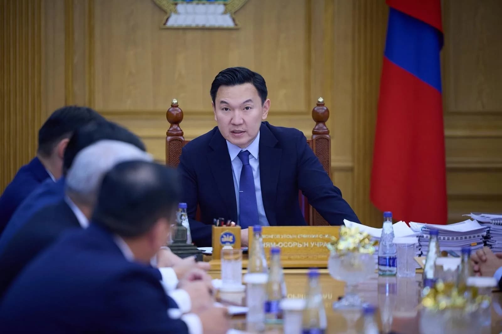 Prime Minister N. Uchral chairs a meeting reviewing instructions on the Nomrog fire. Image: GoGo.mn
