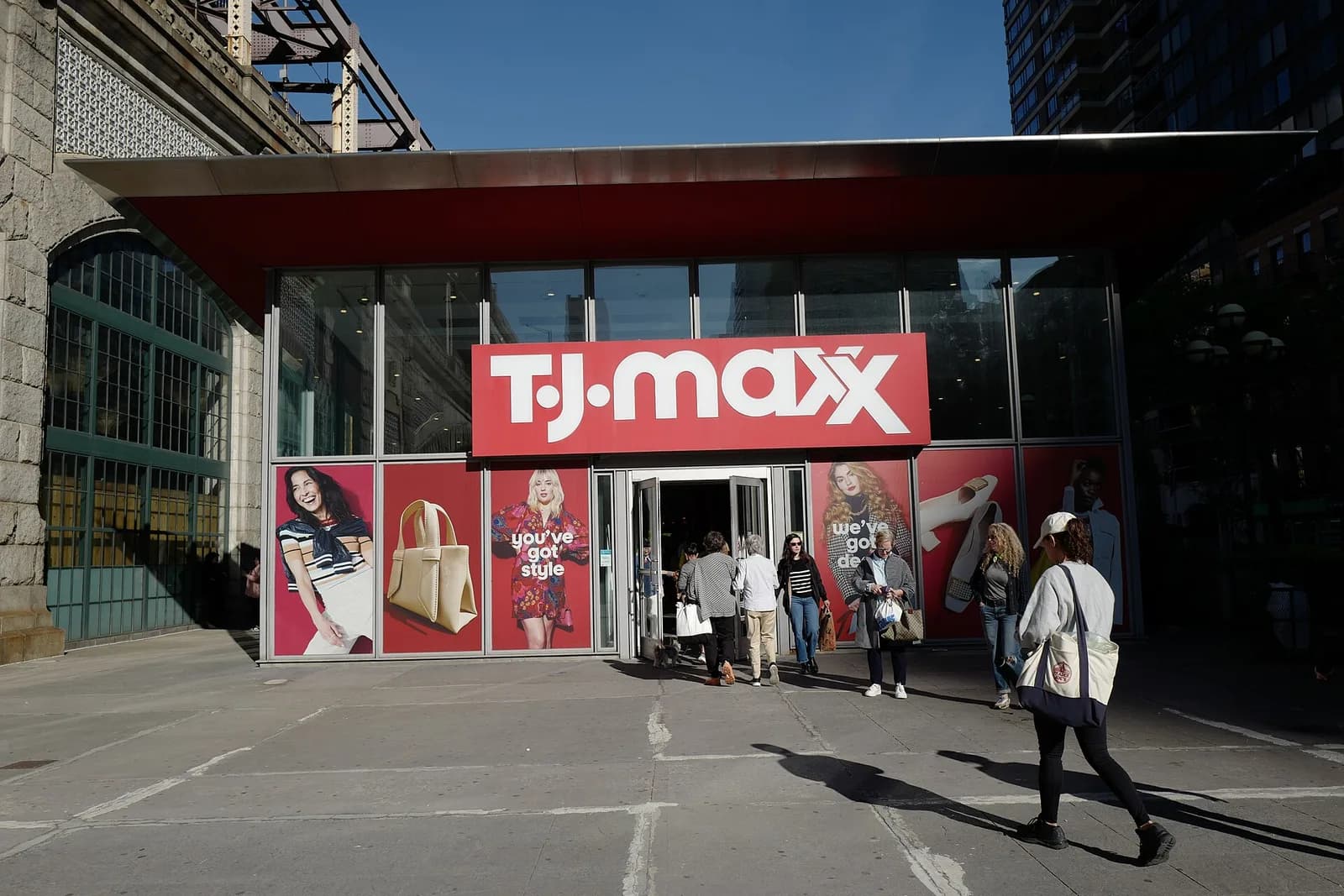 Нью-Йорк дахь T.J. Maxx хямдралтай барааны дэлгүүрийн үүд. Зураг: Raman Shaunia / Wikimedia Commons, CC0