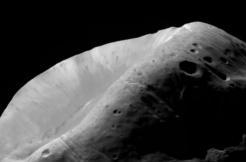 Audacious space heist aims to bring home bits of mysterious martian moon