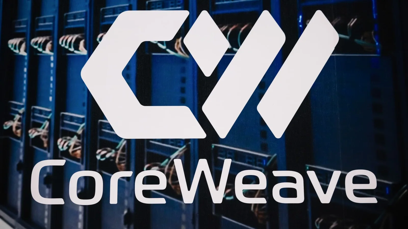 Серверийн тавиурын дэвсгэр дээрх CoreWeave-ийн лого. Зураг: CNBC