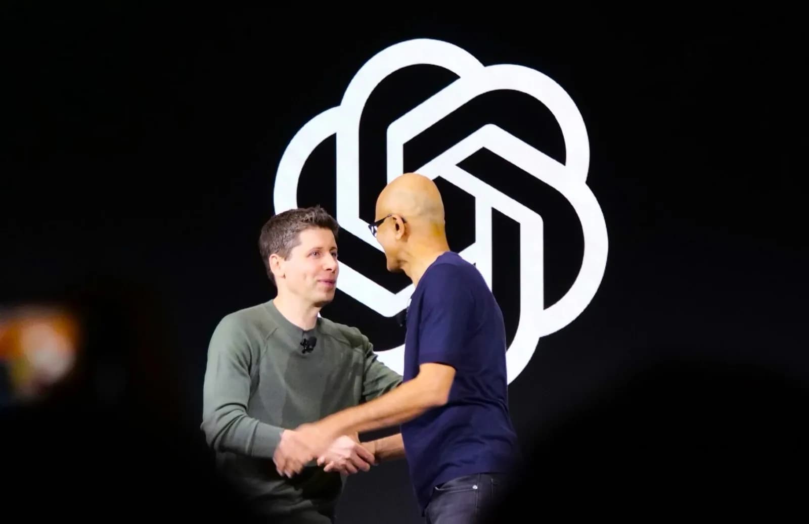 OpenAI-ийн DevDay 2023 арга хэмжээний тайзан дээр Сэм Алтман, Сатья Наделла нар