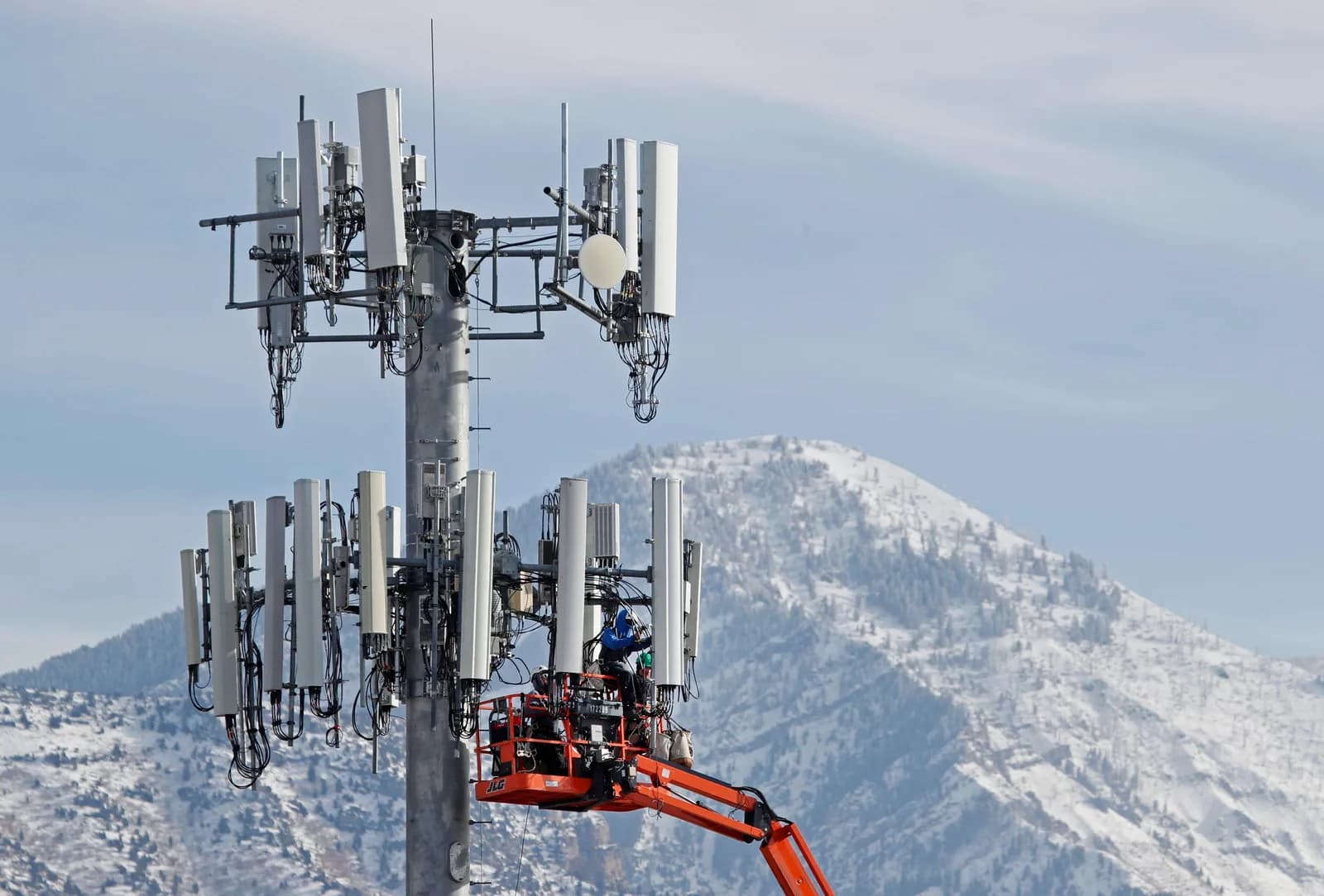 SpaceX’s mobile carrier push reportedly involves tapping into 80,000 cell sites