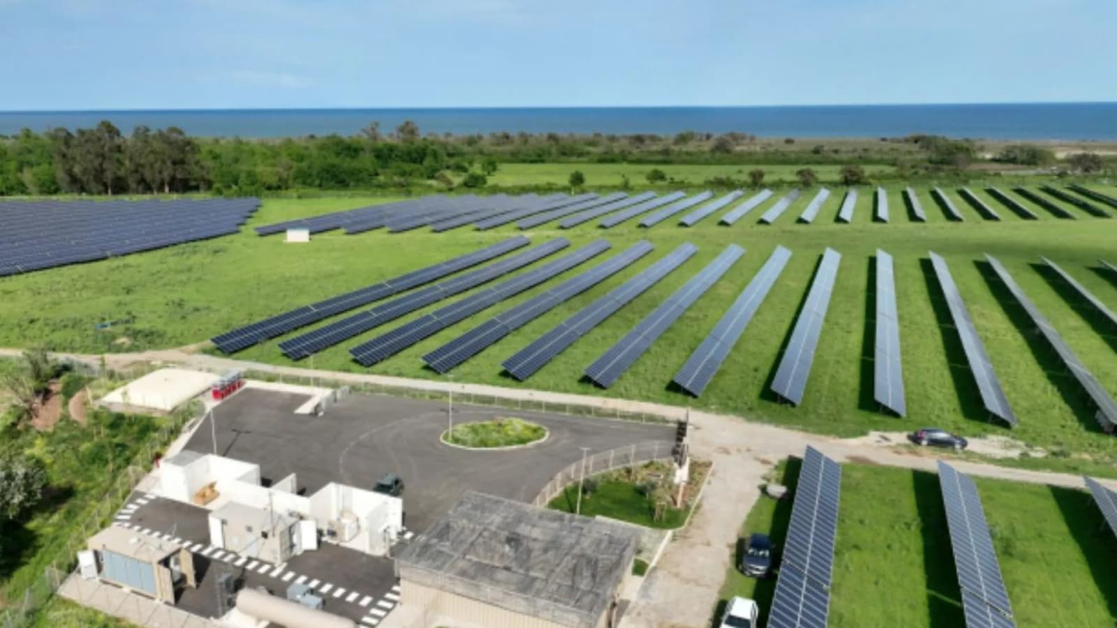 Island solar plant gets 150-kW electrolyzer to make hydrogen from surplus energy