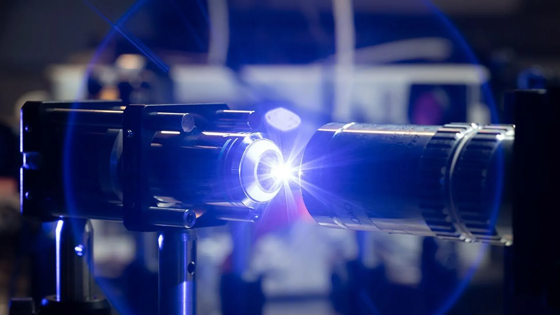 Engineers use tiny light beam to rewrite magnetic memory at high speed