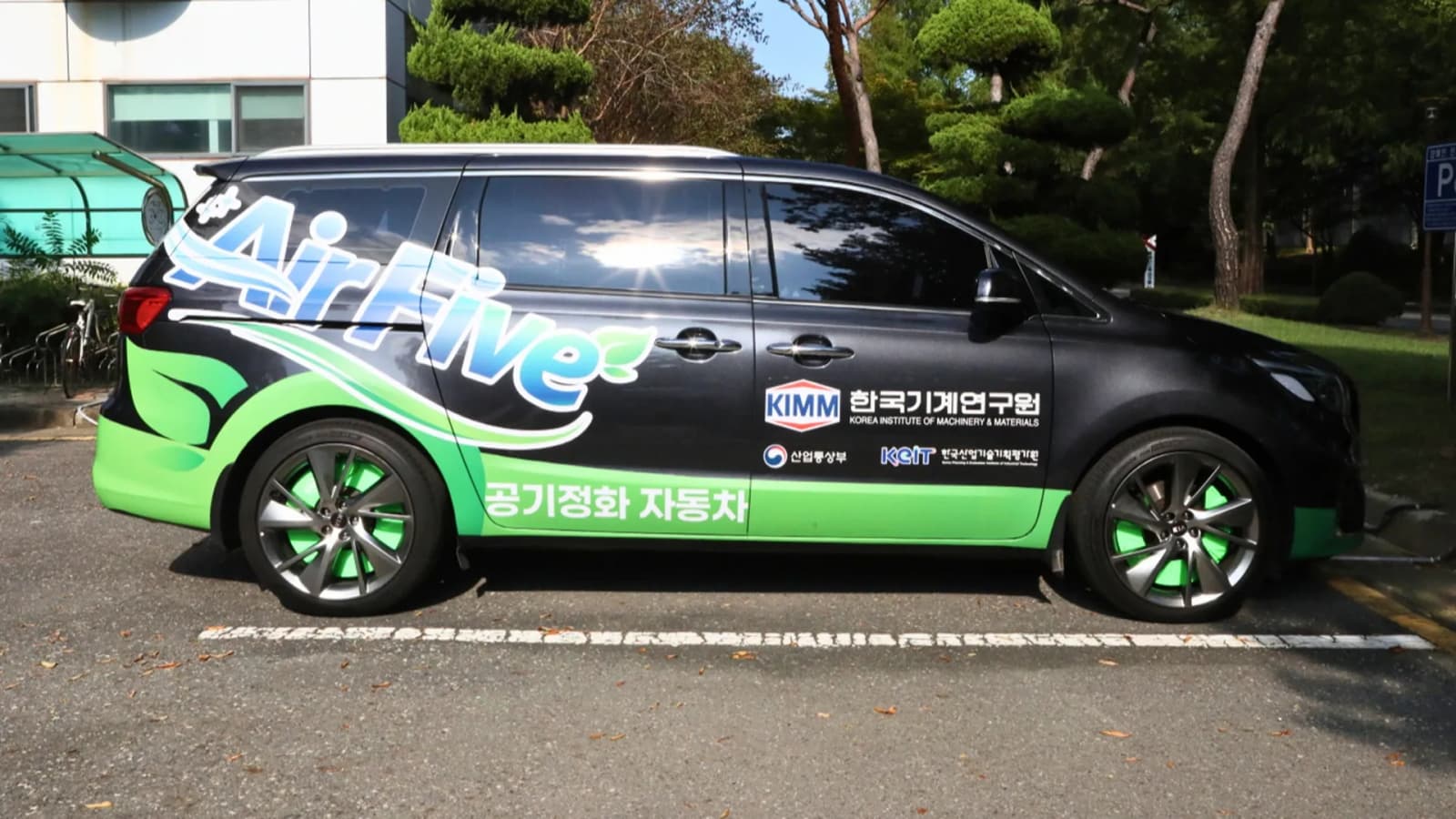 Air-purifying car grille removes 95% of PM2.5 and captures brake dust at the source