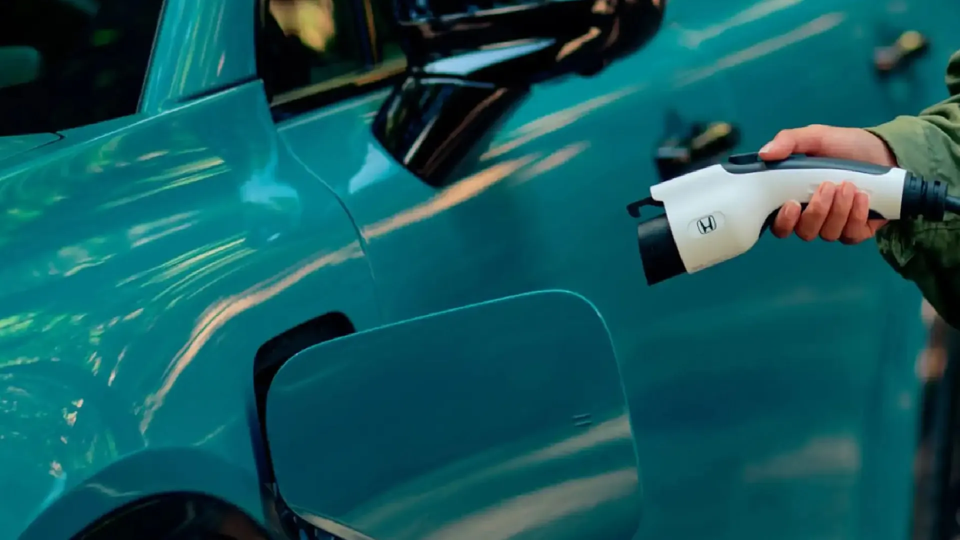 Honda develops wireless in-motion charging tech for EVs and large commercial vehicles