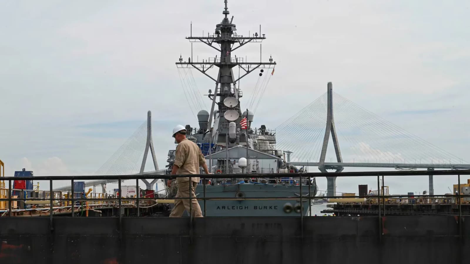 9,700-ton US guided-missile destroyer enters Spanish shipyard for modernization