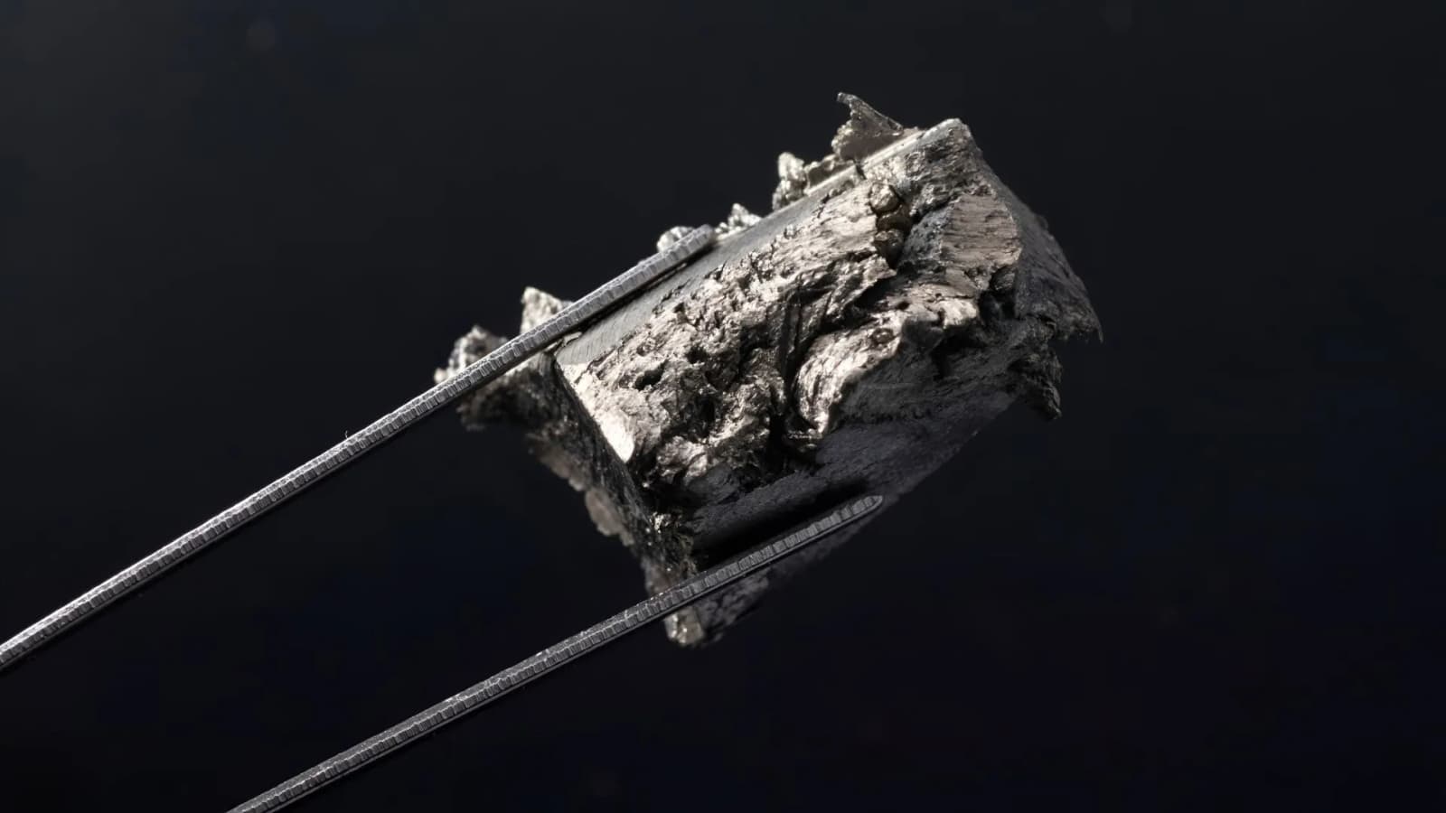 Scientists find rare-earth compound with liquid crystal-like magnetic state
