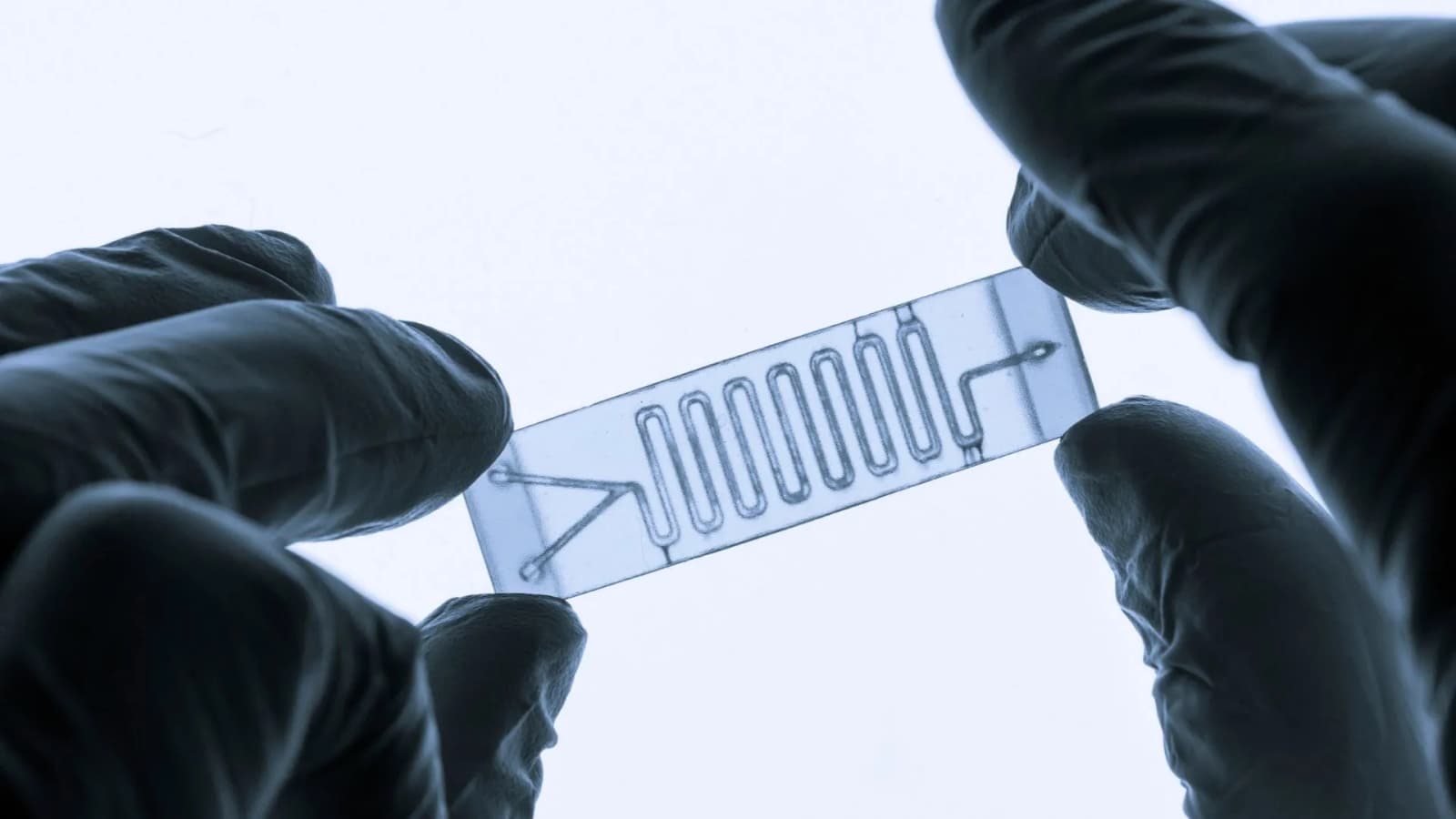 Tiny chip stores memories in flowing water without conventional electronics